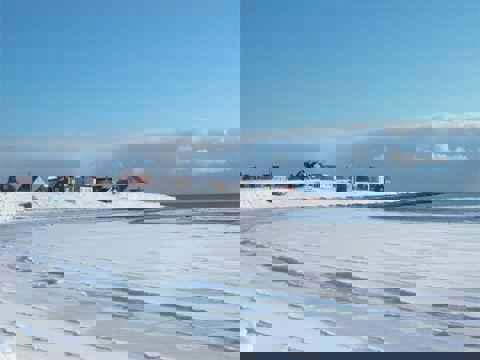 Figur 8.3 I Nord-Troms og Finnmark gikk svært mange bygninger
tapt under andre verdenskrig, og for befolkning her knytter det
seg store kulturhistoriske verdier til de bygninger som står
igjen. Den kvenske bygda Skallelv er et kulturmiljø med mange
byg...