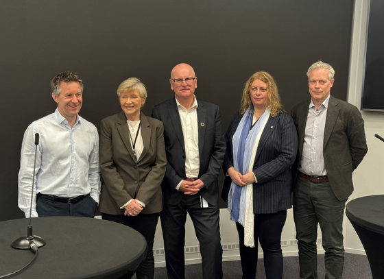 Bildet viser lederne i hovedsammenslutningene i staten, og statens personaldirektør som står samlet før lønnsoppgjøret starter.