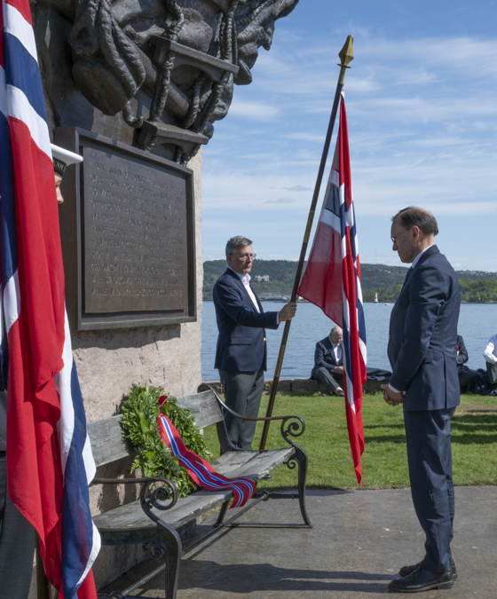 Utenriksministeren foran krigsseilermonumentet