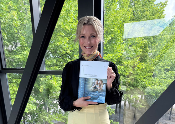 Bildet viser digitaliserings- og forvaltningsminister Karianne Tung som holder den ferske datasenterstrategien i hånda.