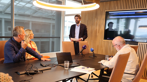 Helse- og omsorgsminister Jan Christian Vestre presenterte første versjon av Eldrebarometeret under en pressekonferanse i Tromsø onsdag 25. juni. Foto: Helse- og omsorgsdepartementet Vestre under presentasjonen av første versjon av Eldrebarometeret