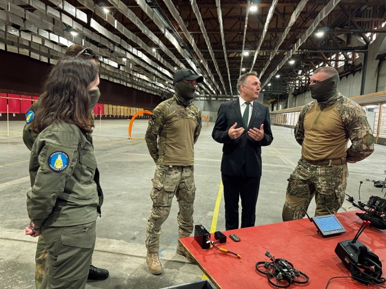 Forsvarsministeren med ukrainske droneoperatører