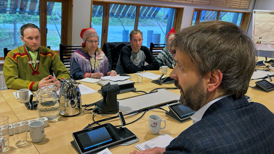 Jan Christian Vestre i forgrunnen med sametingsråd Runar Myrnes Balto og tre andre representanter fra Sametinget i bakgrunnen i et møterom på Sametinget