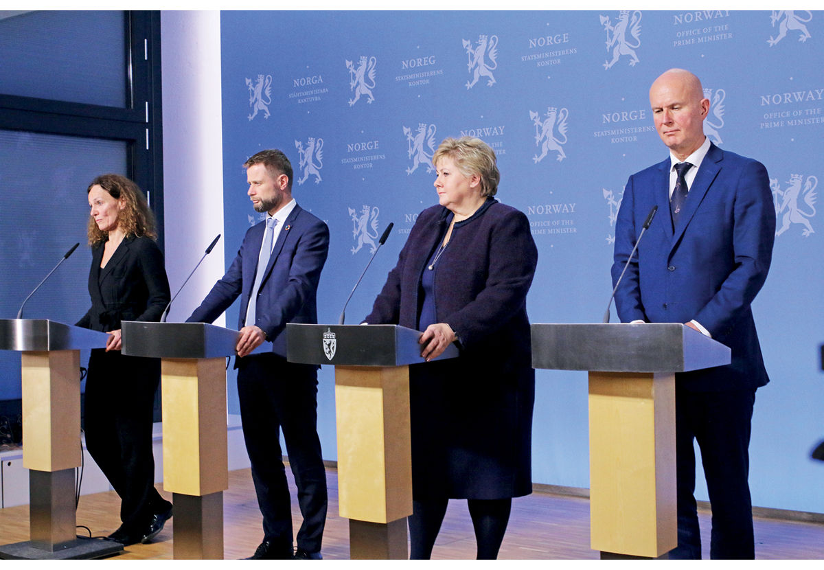 Figur 1.2 Direktør ved Folkehelseinstituttet Camilla Stoltenberg, helse- og omsorgsminister Bent Høie, statsminister Erna Solberg og helsedirektør Bjørn Guldvog på pressekonferansen på Statsministerens kontor 12. mars 2020.