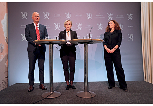 Figur 2.5 Helse- og omsorgsminister Ingvild Kjerkol møter pressen sammen med helsedirektør Bjørn Guldvog og FHI-direktør Camilla Stoltenberg, etter digitalt møte med kommunene om koronasituasjonen og lokale smitteutbrudd, 4. november 2021.