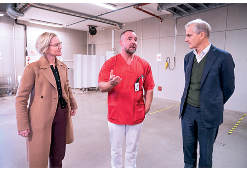 Figur 2.6 Helse- og omsorgsminister Ingvild Kjerkol, avdelingsleder Eirik Pettersen ved Akershus Universitetssykehus og statsminister Jonas Gahr Støre, mandag 22. november 2021.