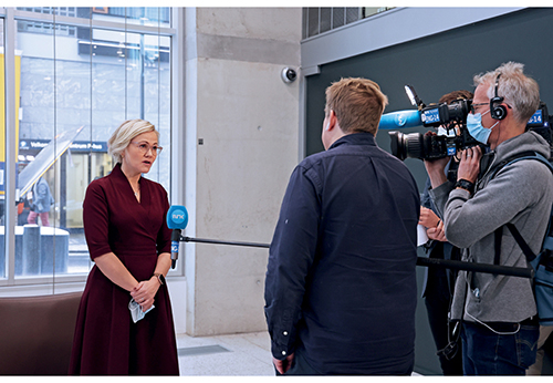 Figur 2.8 Helse- og omsorgsminister Ingvild Kjerkol møter pressen etter første pressekonferanse om omikronvarianten, 1. desember 2021.