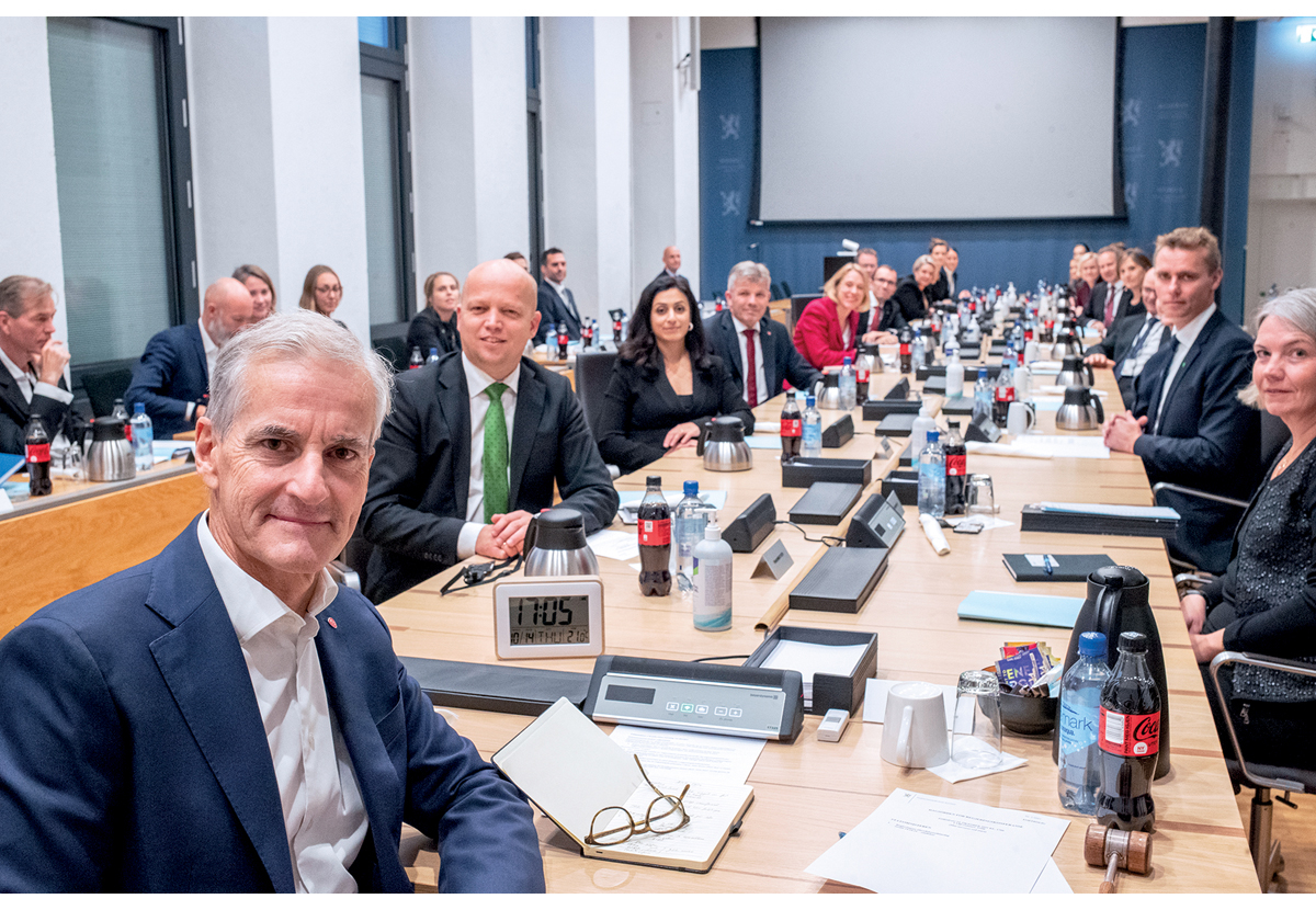 Figur 7.1 Statsminister Jonas Gahr Støre på den første regjeringskonferansen sammen med sin nye regjering, 14. oktober 2021.