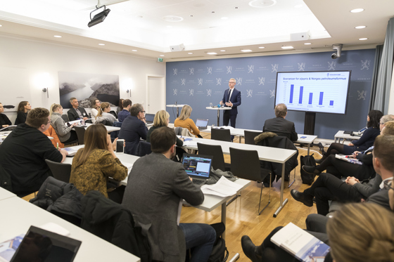 Utvalgsleder Martin Skancke presenterer rapporten for et fullsatt presserom i Finansdepartementet