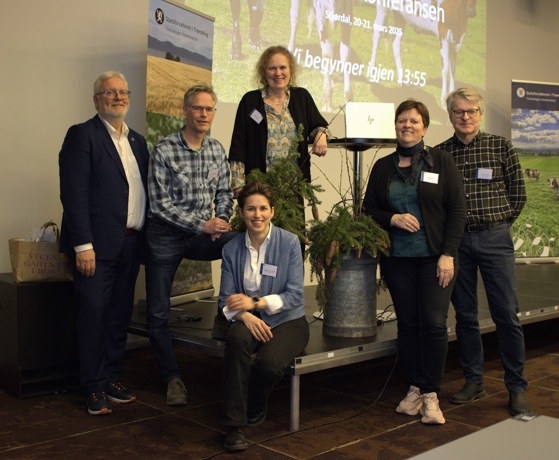 Noen av innlederne på dag en av konferansen. F.v. Statsforvalter Frank Jenssen, fylkesskogmester Rune Saursaunet hos Statsforvalteren i Trøndelag, direktør for kommunikasjons og samfunnskontakt i Norsk Skogeierforbund Ellen Alfsen, administrerende direktør i Landbruksdirektoratet Eli Reistad, Universitetslektor ved NMBU Eystein Ystad. Foran; Fagdirektør seksjon skog i Landbruksdirektoratet, Turid Asklund Trötscher. Foto: Jannicke Larsen, Statsforvalteren i Trøndelag.