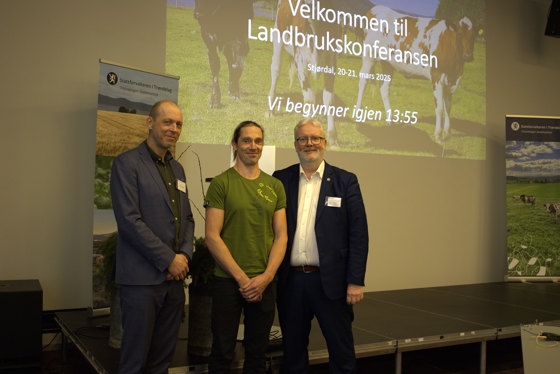 Leder av avdeling landbruk i Bjørnafjorden landbrukskontor Simon Wolf, i midten, holt innlegg om bruk av kunstig intelligens. Underdirektør Anstein Lyngstad t.v. og statsforvalter Frank Jenssen til høyre.