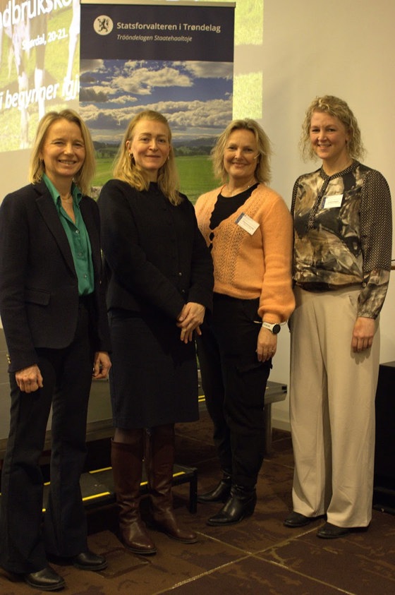 Produktutvikler hos Grønne Folk, Ragnhild Viken, redaktør i Bondevennen Bothild Åslaugsdotter Nordsletten, prosjektleder i Snåsa kommune Trine Hasvang Vaag og landbruksdirektør hos Statsforvalteren i Trøndelag Audhild Slapgård. Foto: Bildetekst: Produktutvikler hos Grønne Folk, Ragnhild Viken, redaktør i Bondevennen Bothild Åslaugsdotter Nordsletten, prosjektleder i Snåsa kommune Trine Hasvang Vaag og landbruksdirektør hos Statsforvalteren i Trøndelag Audhild Slapgård.