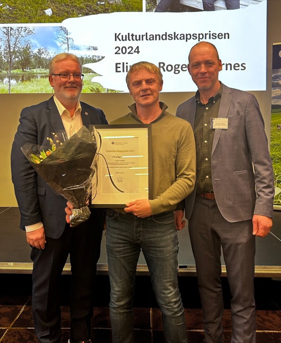 Statsforvalter Frank Jenssen delte ut kulturlandskapsprisen under Landbrukskonferansen 2025, her sammen med prisvinneren selv, Roger Eiternes, og Anstein Lyngstad, som er underdirektør i landbruksavdelingen hos Statsforvalteren i Trøndelag.