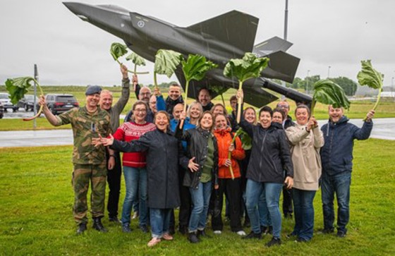 En gruppe mennesker foran en statue ved Ørland lufthavn