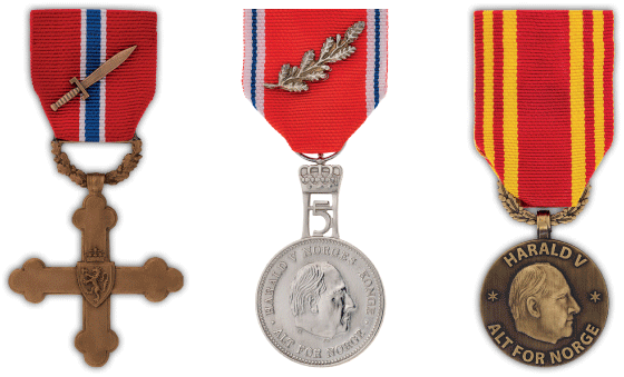 Figur 6.2 Krigskorset med sverd, St. Olavsmedaljen med ekegren og Krigsmedaljen, som tildeles av Kongen i statsråd.