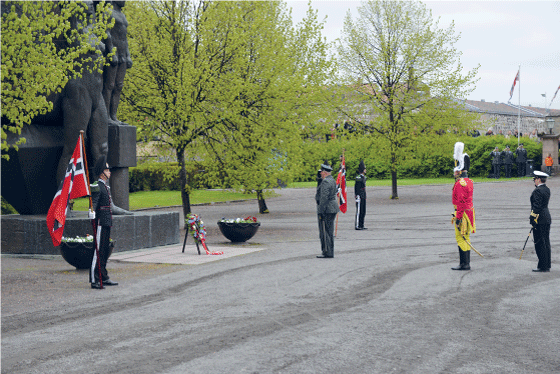 Figur 6.4 H.M. Kong Harald bekranser Nasjonalmonumentet for krigens ofre 8. mai 2014.