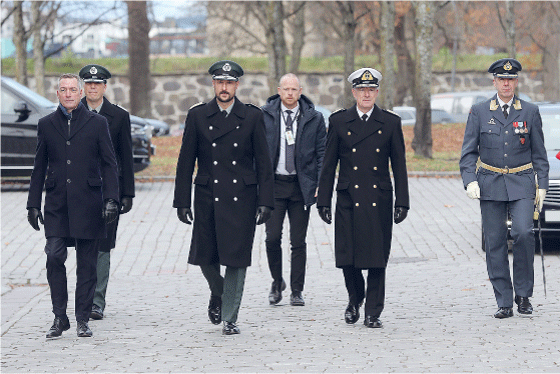 Figur 6.6 H.K.H. Kronprins Haakon ankommer Akershus Festning på Forsvarets minnedag 3. november 2019. Kronprinsen ledsages av forsvarsminister Frank Bakke-Jensen, forsvarssjef Haakon Bruun-Hanssen og kommandant på Akershus festning, brigader Trond Kotte.