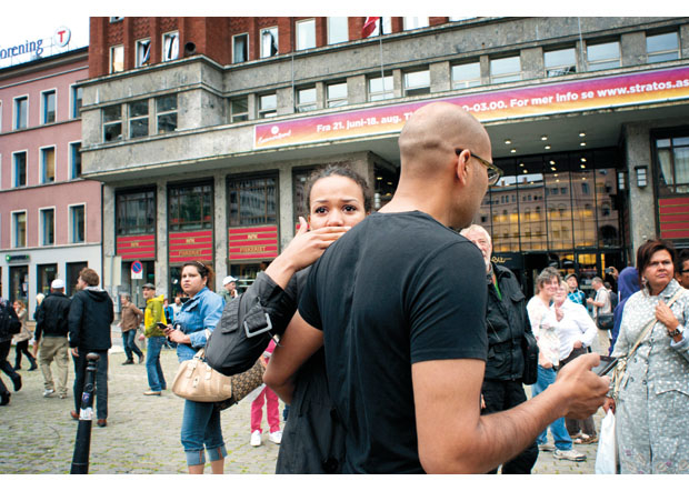 Figur 10.2 Folk på Youngstorget stirrer i vantro mot regjeringskvartalet kort tid etter at bomben smalt.