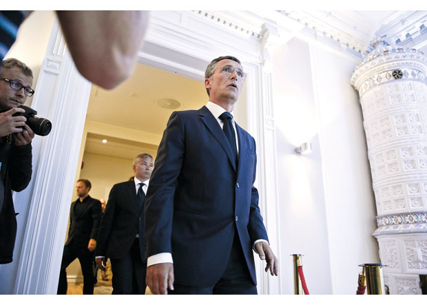 Figur 10.7 Storberget og Stoltenberg på vei til pressekonferansen kl. 22.30 fredag 22/7.