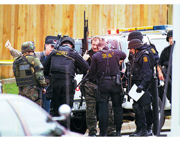 Figur 4.9 Politiet forbereder aksjon ved Columbine High School, Colorado, USA 1999.