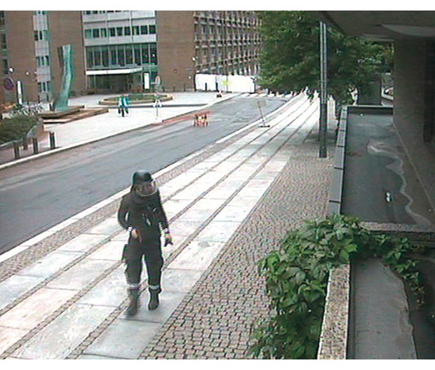Figur 6.2 Overvåkingsfilmen viser at gjerningsmannen gikk fra åstedet.