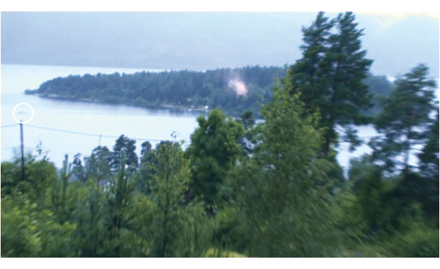 Figur 7.11 Kl. 17.50. Røyk fra øya. «Reiulf» kan skimtes til venstre i bildet. P-30 ankommer til området.