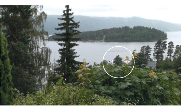 Figur 7.14 Kl.18.04. Første båt ankommer til farvannet utenfor Utvika Camping i høy fart nordfra.