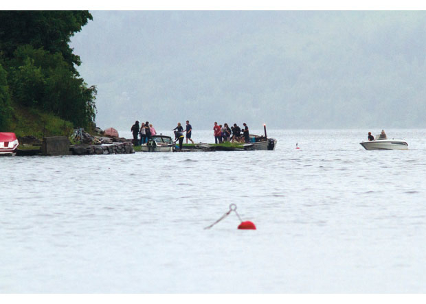 Figur 7.18 Kl. 18.15. Ungdommer kommer inn med «Reiulf» ved Lien gård etter å ha blitt slept i land. De blir møtt av P-30 A.