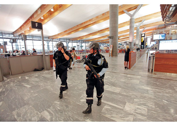 Figur 8.5 Politiet på Gardermoen. Skjerpet grensekontroll ble etablert noen steder, etter hvert.