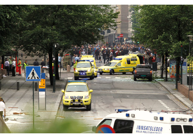 Figur 9.1 Ambulanser ankommer til regjeringskvartalet.
