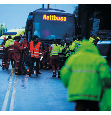 Figur 9.12 Ungdommer går om bord i en helseekspressbuss.