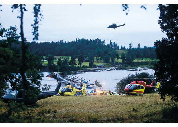 Figur 9.8 Fra samleplass 2 ved Elstangen. Luftambulanser, ambulanser og Forsvaret ved broen til Storøya.