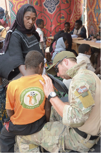 Figur 6.1 Norske spesialstyrker gir medisinsk hjelp til innbyggere i Gofat som del av Flintlock 2014-øvelsen i Niger.