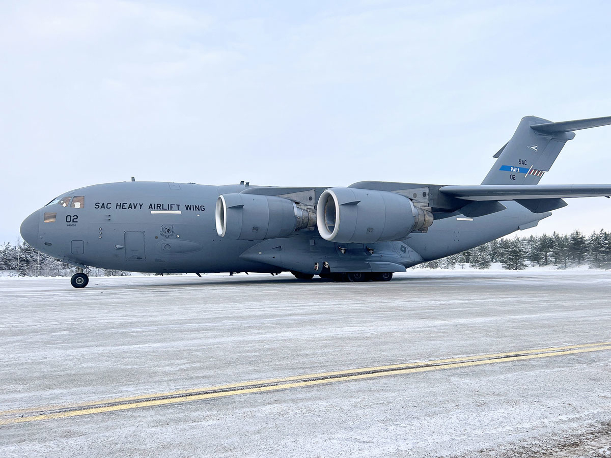 Figur 3.1 Et C-17 Globemaster III cargo fly fra Heavy Airlift Wing (HAW) frakter ammunisjon til Ukraina.