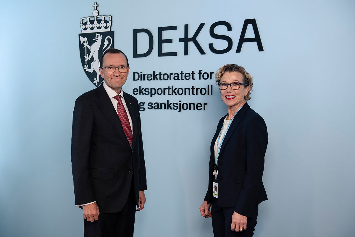 Figur 3.3 Utenriksminister Espen Barth Eide og DEKSAs direktør Harriet E. Berg under åpningen av DEKSA i januar 2025.