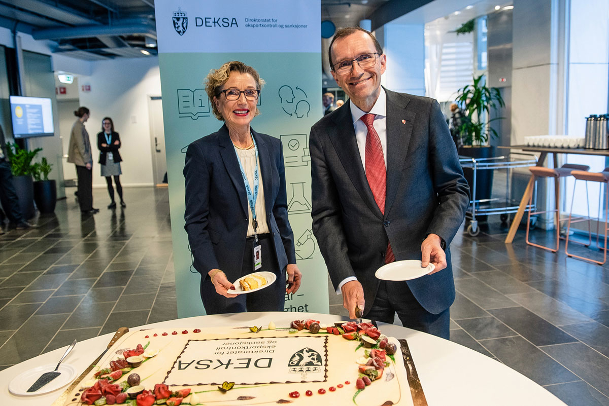 Figur 6.2 DEKSAs direktør, Harriet E. Berg, og utenriksminister Espen Barth Eide på den offisielle åpningen av DEKSA 9. januar 2025.