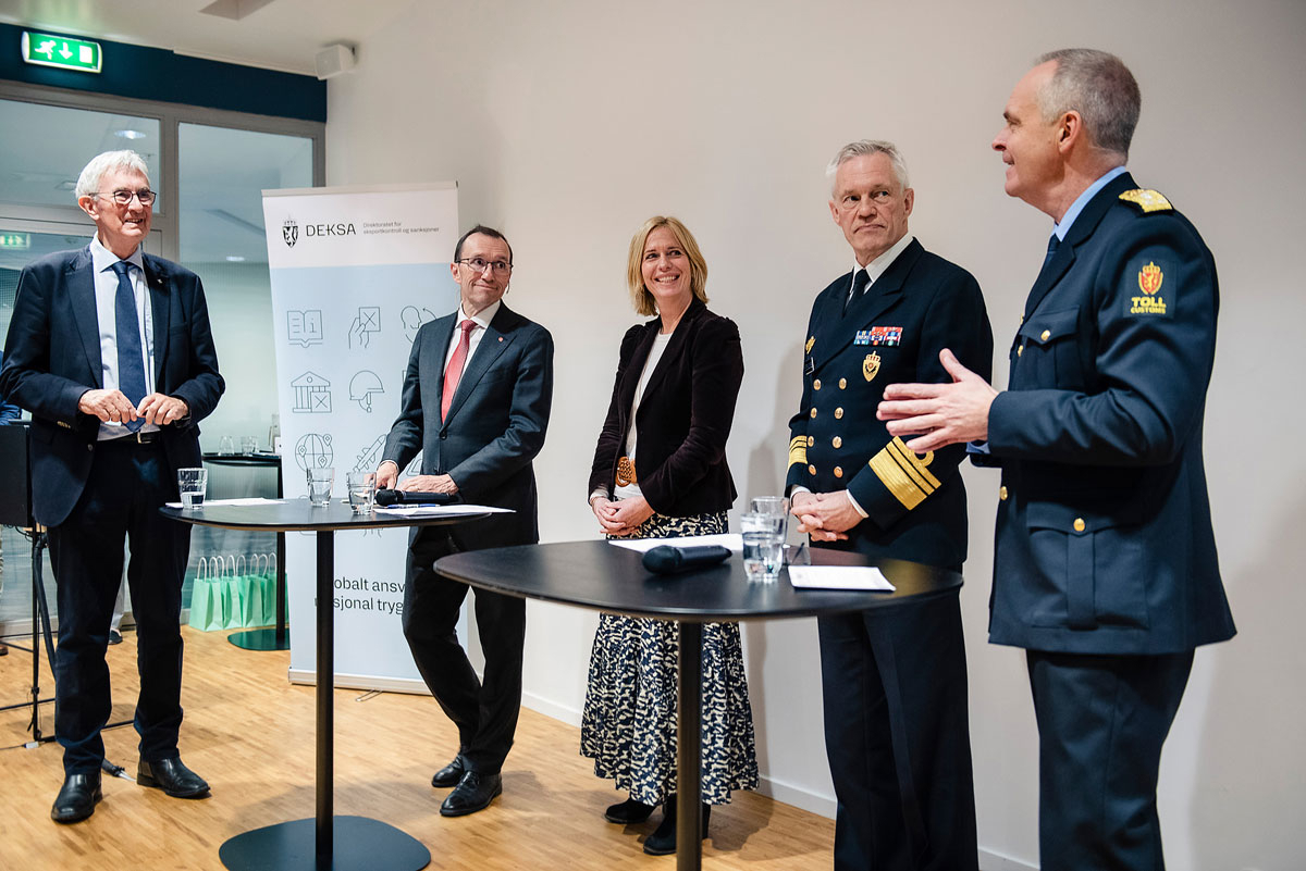 Figur 6.3 Panelet på DEKSAs åpningsdag 9. januar 2025 ble ledet av Knut Hauge, tidligere ambassadør til Russland og ekspedisjonssjef i UDs sikkerhetspolitiske avdeling, og det bestod av utenriksministeren, assisterende PST-sjef Inga Bejer Engh, sjef for etterr...