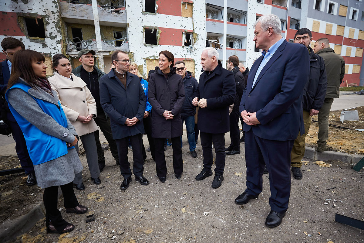 Figur 7.6 Arbeids- og inkluderingsminister Tonje Brenna og utenriksminister Espen Barth Eide besøker Kharkiv, april 2025. Ukrainas utenriksminister Andrij Sybiha til høyre i bildet.