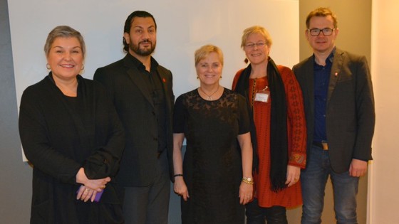 Gruppebilde fra dialogmøte. Med på bildet: Anne Sender, Samarbeidsrådet for tros- og livssynssamfunn, Mehtab Afsar, Islamsk råd Norge, kulturminister Thorhild Widvey, daglig leder i Primærmedisinsk verksted, Inger Johanne Aas, generalsekretær i Kirkens Bymisjon, Johannes Heggland.