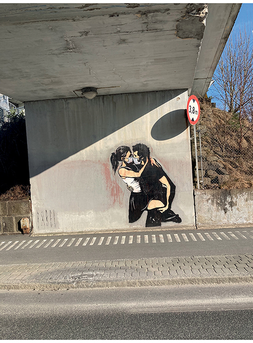 Figur 10.7 Gatekunst med koronatema av kunstneren Pøbel. Bryne, Rogaland.