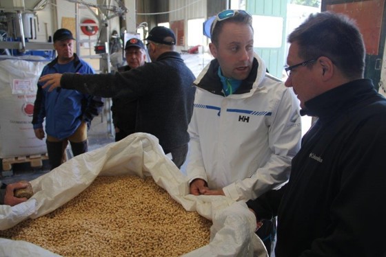 Pellets er et biprodukt fra sagbruket og foredles hos nabobedriften GME-pellets. Pellets er et biprodukt fra sagbruket og foredles hos nabobedriften GME-pellets.
