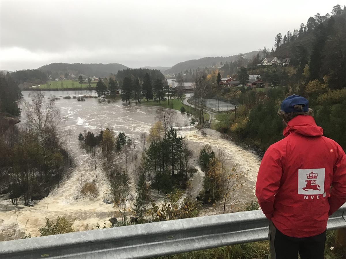 Person fra NVE som ser på flom i Agder i 2017. Foto: NVE/Petter Våge