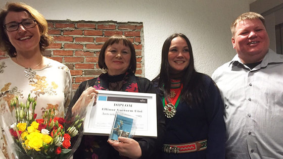 Stolt prisvinner sammen med juryen, fra venstre: Ekspedisjonssjef i Landbruks- og matdepartementet Anne Marie Glosli, prisvinner Ellinor Guttorm Utsi, leder av Norske reindriftsamers landsforbund Ellinor Jåma og leder av Markedsutvalget for reinsdyrkjøtt John Anders Lifjell. Stolt prisvinner sammen med juryen, fra venstre: Ekspedisjonssjef i Landbruks- og matdepartementet Anne Marie Glosli, prisvinner Ellinor Guttorm Utsi, leder av Norske reindriftsamers landsforbund Ellinor Jåma og leder av Markedsutvalget for reinsdyrkjøtt John Anders Lifjell.