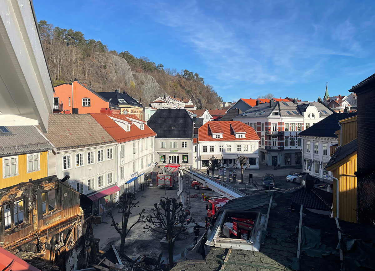 Figur 4.5 Brann i tett trehusbebyggelse i Kragerø i 2023.