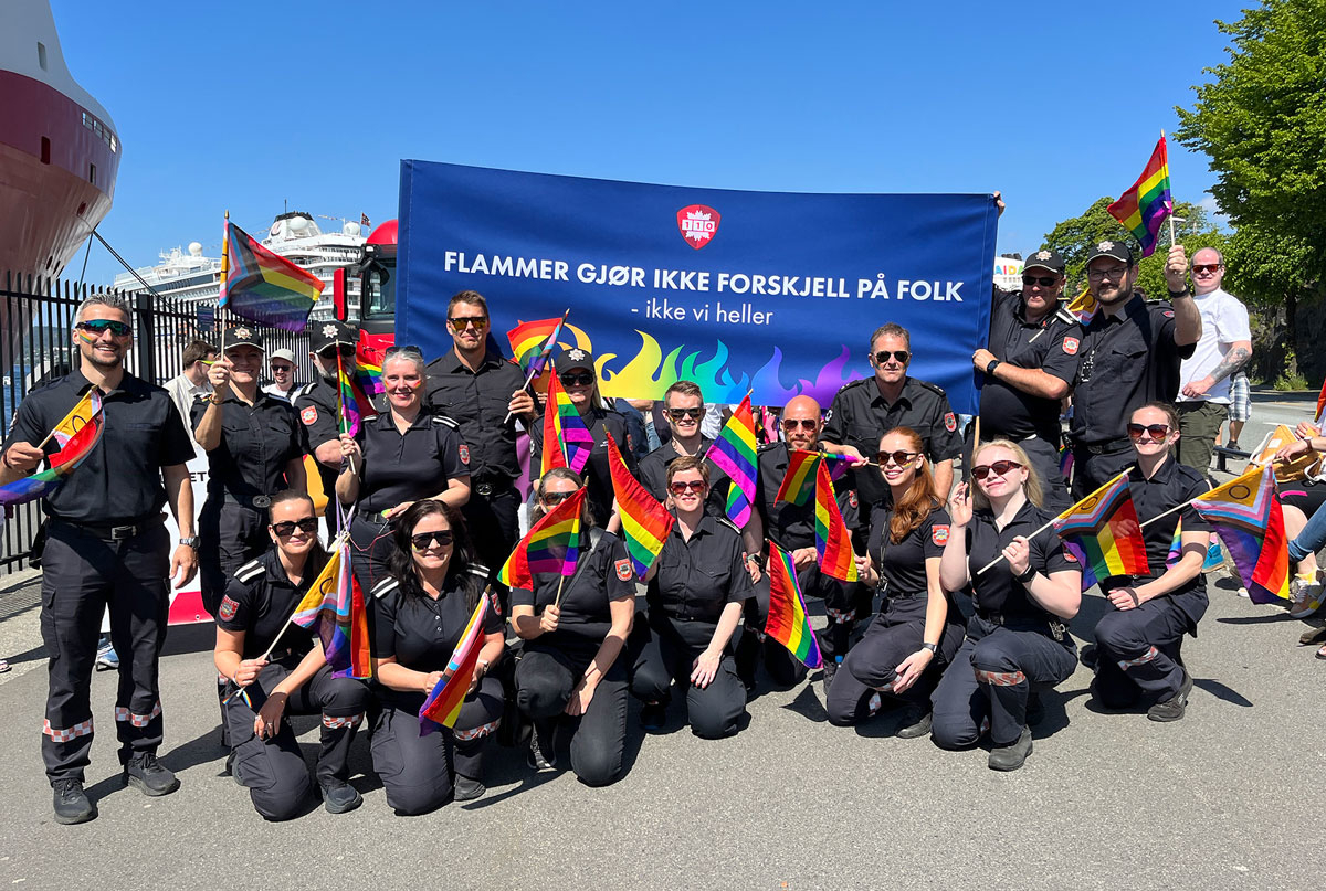 Figur 8.5 I 2023 deltok Bergen brannvesen i Pride-paraden for tredje gang under parolen «Flammer gjør ikke forskjell på folk – ikke vi heller».