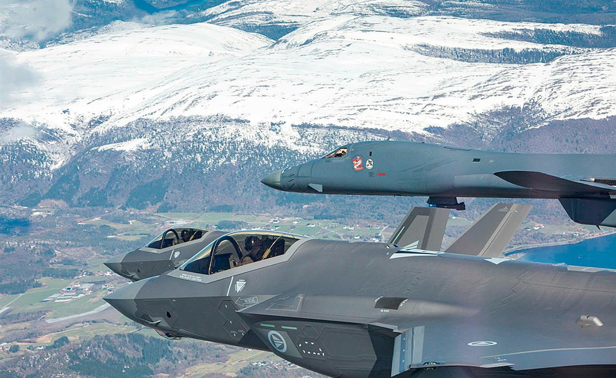 Foto av tre militærfly