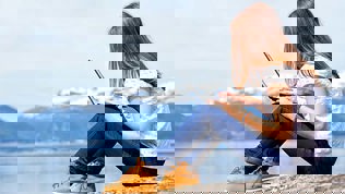 Foto: Colourbox Jente som jobber på PC ute i naturen