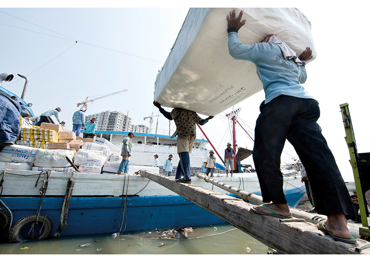 Figur 4.18 Indonesia, Jakarta. Det yrer det av aktivitet i den gamle havnen til Jakarta. Lastebåter henter varer som transporteres ut til de tusenvis av øyene som Indonesia består av.