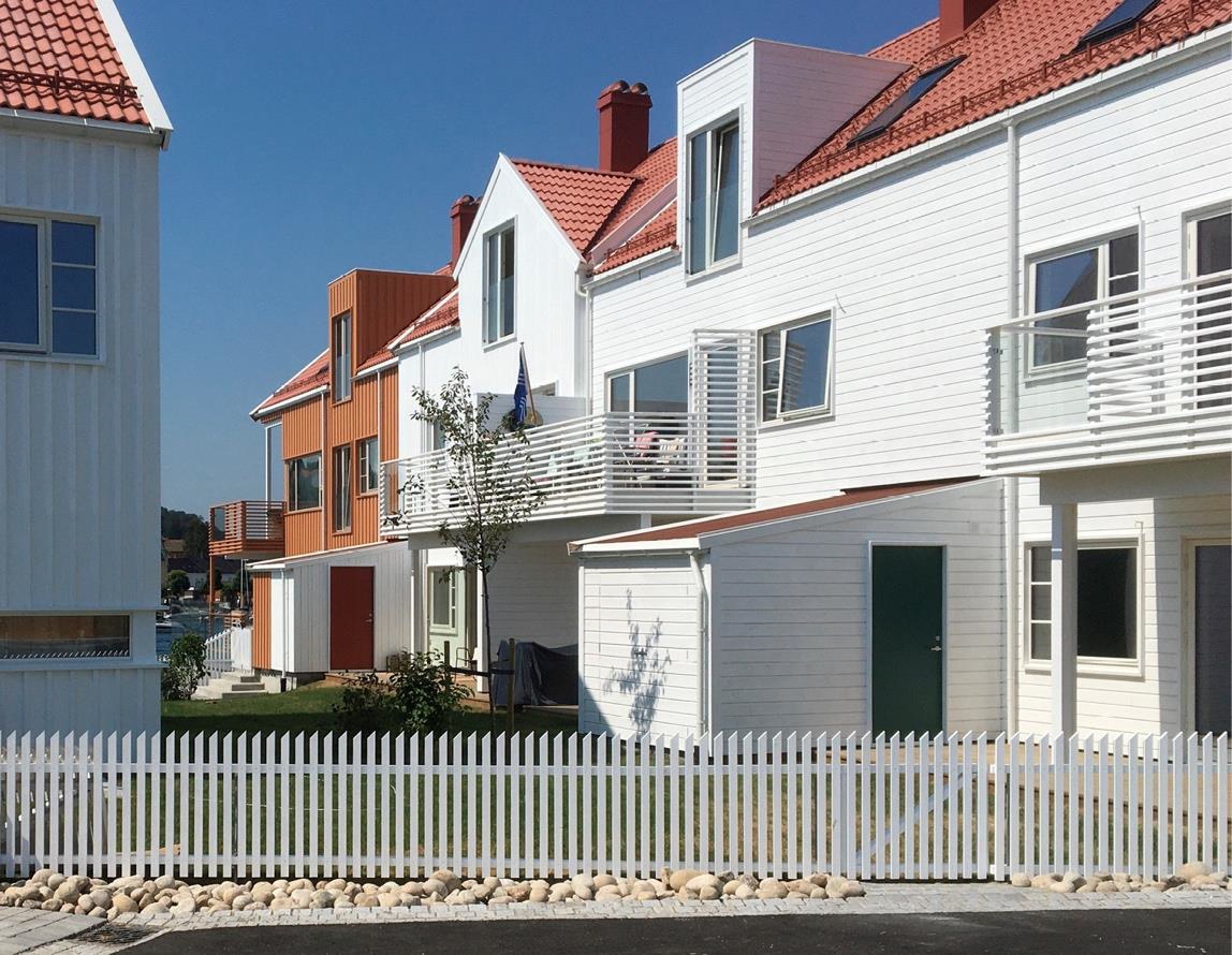 Et bilde som inneholder bygning, utendørs, hus, gjerde

Automatisk generert beskrivelse