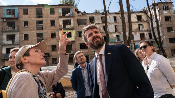 Vestre looks up at the damage in a residential area in Kyiv. A Ukrainian woman tells him about what has happened.